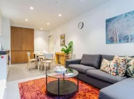 Luxe 2BR Retreat POOL GYM & PARKING South Yarra