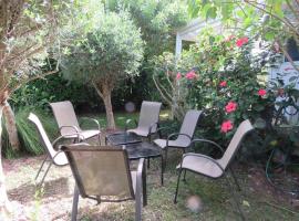 Raines Retreat - Taipa Beach Bach, hotel v destinaci Taipa