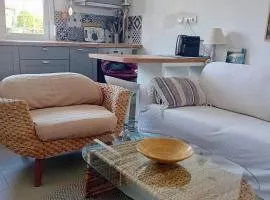 Detached renovated cottage with a garden 3 min walk from the beach