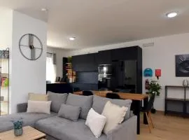 Spacious 3BR Penthouse with Large Front Terrace - Stone BBQ & Sun Loungers