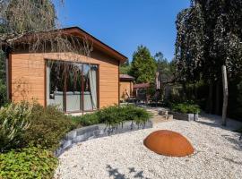 Chalet omringd door groen op de Veluwe, hotel v destinaci Putten