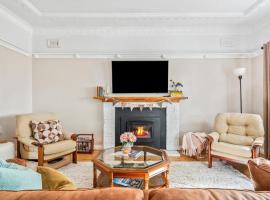 Deodar Cottage Amid Century Old Trees, hotel in Wentworth Falls