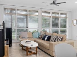 Blissful Direct Beach Access Pet-Friendly, hotel in Blue Bay 