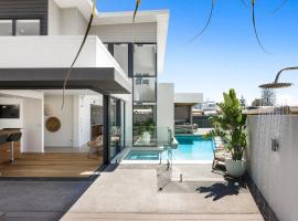 Pet friendly Luxury stay walk to beach, hotel a Buddina