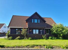 Comfortable house with balcony&Terrace and view，位于Kopervik的酒店
