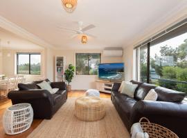 Ocean Views Walk to Malua Beach EV & Pet Friendly โรงแรมในMalua Bay