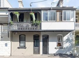 Historic Terrace from 1877 Kings Cross, Hotel in Sydney