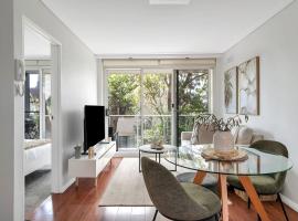 Seaside Escape Private Balcony BBQ, hotel a Deewhy