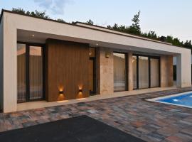Brick Villas - Poolside Bliss, hotel v destinaci Novoberdo