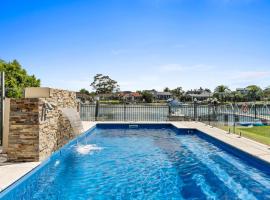 Waterfront Luxury Pool-Spa-Jetty-Pool Table, hotel v destinaci Daleys Point