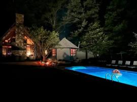 Private Pool & Hot Tub at Chalet by Hidden Valley, hotel v destinaci Somerset