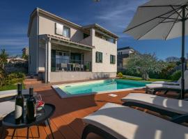 Villa Laura Krnica near Pula for 8 people - pet friendly with children playground, hotel v destinaci Krnica
