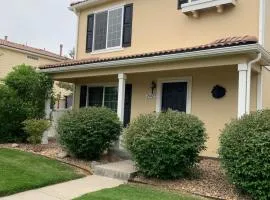 Charming 3 bed 3 bath home, super cozy, close to DIA
