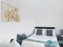 Restful 3BR House - Hot Tub - Near Castle, QMC - City Centre & Trent Bridge - Free WiFi & Parking - Sleeps 6