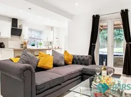 Elegant 3BR Home - Hot Tub - Near Castle, QMC - City Centre & Trent Bridge - Free WiFi & Parking - Sleeps 6