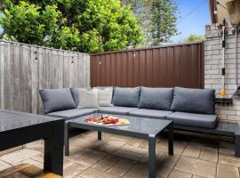 Light filled Villa Moments to the Beach, hotel i Blue Bay 