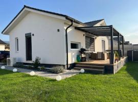 Moderny luxusny domcek s vyhladom na zamok, vila v Prievidze