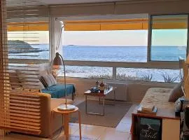 Appart les pieds dans l'eau vue mer