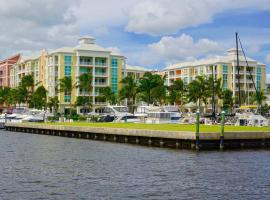 Luxurious, family-friendly 3BR condo on the water, hotel in Lantana