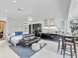 Spacious Studio in the Heart of FTL Hot Tub