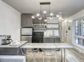 Le Chic Cabriolet Cozy Ski Condo 300m to Lifts, condo in Mont-Tremblant