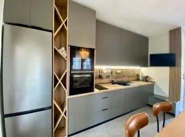 ELiFourka - Seaside Luxury - 170m to the Beach - Power Onsite for Electric Vehicle