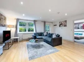 1 bedroom Flat in Egham sleeps 4 with parking
