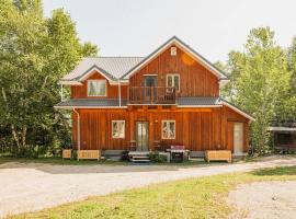 Charming Rustic Chalet on Lac Marie Louise, hotel en Lac-Saint-Paul