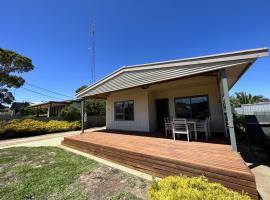 Latone Sea Lodge - Entire Home in Port Hughes, pet-friendly hotel in Port Hughes