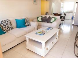Seashades 2BR 1 full and 1 half bathrooms Condo with pool Close to beach Sleeps 4, condo in Christ Church