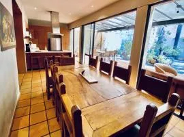 Urban Hacienda downtown, tranquil, spacious, jacuzzi