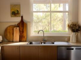 Villa 3br Tempranillo Villa located within Cypress Lakes Resort, caba&ntilde;a o casa de campo en Pokolbin