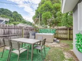 Hollywood Hideaway Close to Dtwn and Beaches
