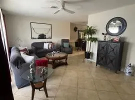 Private room with shared bathroom in Hollywood area