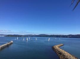 Private 1 bedroom with amazing sea views, hotel de playa en Lower Hutt