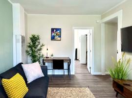 Modern Deluxe Kitchen, King Bed, Laundry, DT Renton close to Valley Med & SeaTac, hotel en Renton