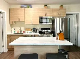 DT Stylish & Newly Renovated Home 2BR Sea Tac 6 Miles with AC