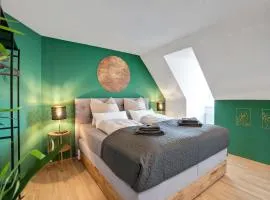 Emerald Design - Historic City Center with Free Parking & Panoramic View by HERO HOMES