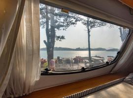 Yeosu Gyeongdo Pension, hotel in Yeosu