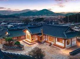 Gyeongju Ojae Hanok Pool Villa
