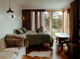 The Hide private Waterfront on Beautiful Bruny, hotel v destinaci Alonnah