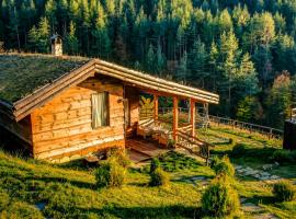 Панорама хаус Лещен и еко къщи Дървена и Землянка, מלון בלשטן