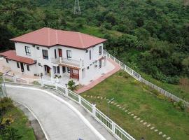 Serene Holiday Home Mt Taal View lel, hotel v destinaci Lemery