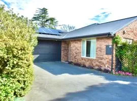 Sunny Garden Retreat - 3-BR Home near Mall, City & Airport