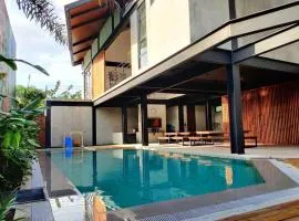 CASA TROPICA VILLAS - Diwata Villa Modern Hot Spring Pool Pet-Friendly Private Resort with Mountain View