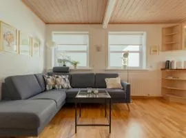 Lovely 2 BR Apartment - Parking - Quiet Street