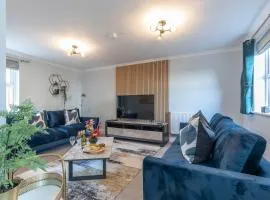 Elliot Oliver - Comfortable Five Bedroom Town Centre House With Garden & Garage