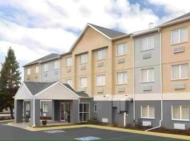 dubuque inn & suites, hotel near Dubuque Regional Airport - DBQ, Dubuque