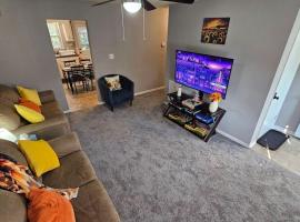 2BR Retreat sleeps 5 near ECU Stadium and Hospital, hotel in Greenville