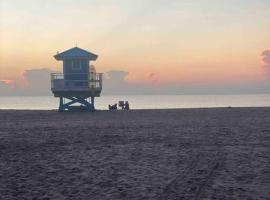 Hollywood Townhouse steps to beach and famous Broadwalk, hotel in Hollywood Beach